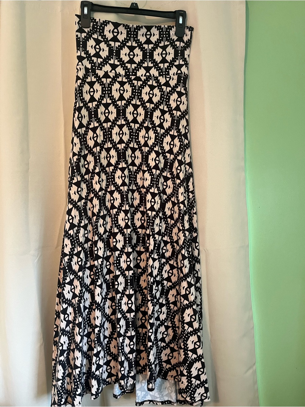 LuLaRoe Maxi Skirt **Size XS** Color black and tan design. Like new